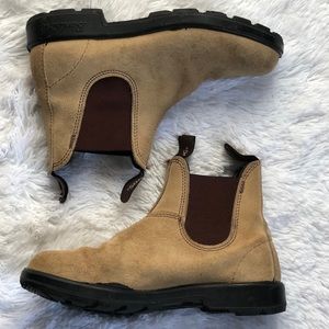 tan blundstones